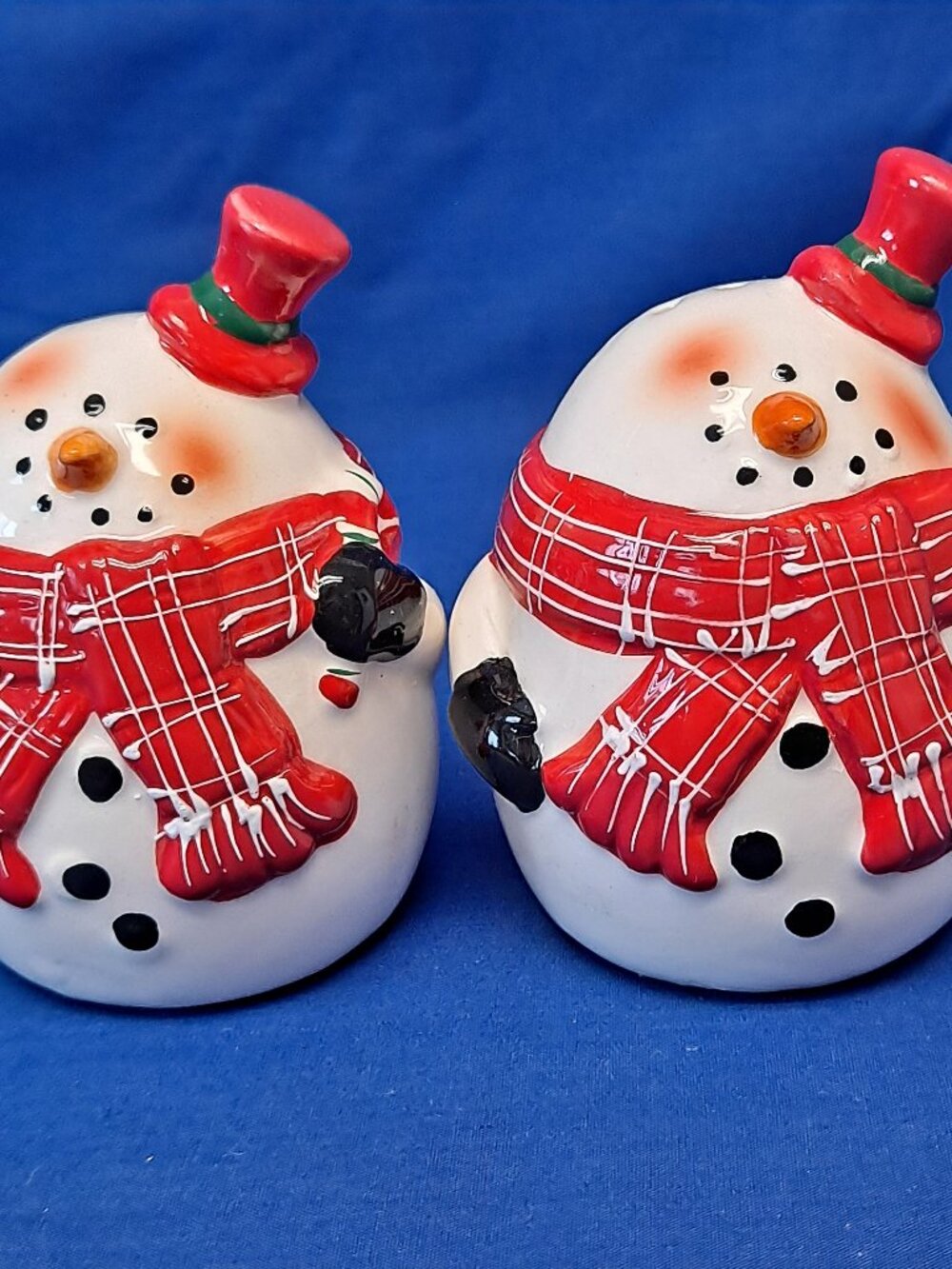 SNOWMAN SALT & PEPPER SHAKERS Set Ceramic Christmas Red Scarf 3 1/2 Holiday